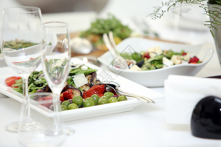 在宴席上吃美味沙拉黄瓜紫色宴会洋葱食物香料蔬菜桌子小吃饮食背景图片