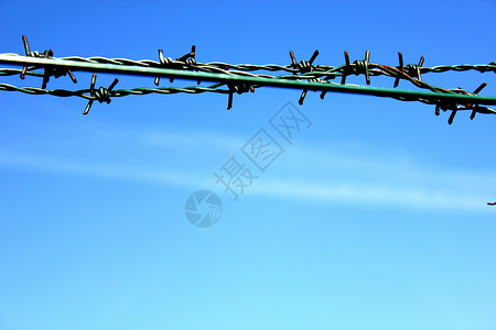 监狱天空铁丝网锁定金属背景图片