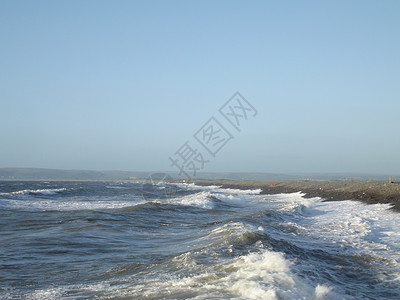 海和海浪 向西的河鹅卵石海滩岩石背景图片