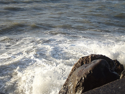 海和海浪 向西的河岩石鹅卵石海滩背景图片