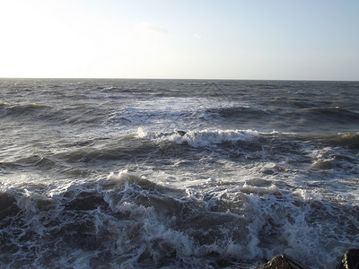 海和海浪 向西的河海滩岩石鹅卵石背景图片