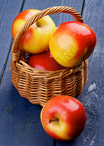 红王子苹果柳条素食水果饮食红太子收获静物时令红色黄色背景图片