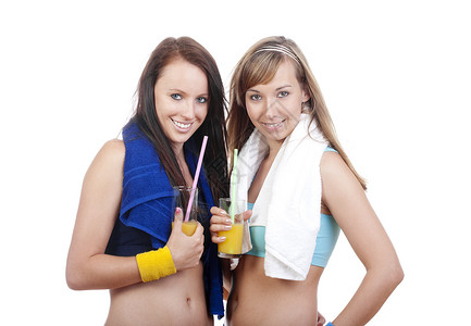 运动服装中的年轻妇女女孩们微笑女孩女士玻璃果汁白色毛巾女性背景图片