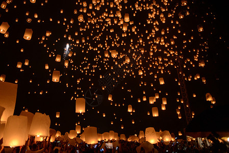 放天灯天灯火花节 清迈 泰国 和 Yi Peng 节旅行蜡烛灯笼气球文化橙子空气新年宗教火焰背景