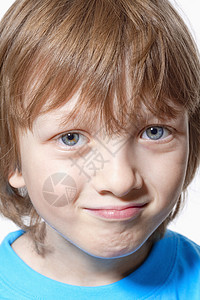 长着棕发的男孩的肖像孩子童年头发金发工作室男生背景图片