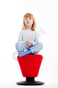 男孩坐在红凳子上白色红色孩子头发男生背景图片