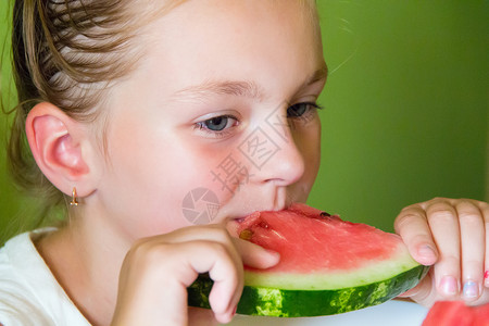 可爱的女孩吃西瓜金发白色孩子蓝色女学生童年背景图片