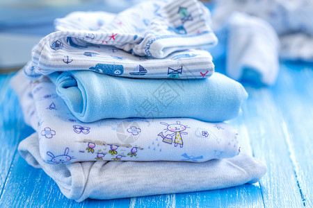 婴儿衣服棉布衬衫连体衣毛衣洗衣店裙子折叠孩子婴儿期生活背景图片