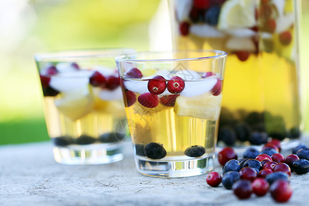 酒浸樱桃在树桩上刷酒玻璃团体饮料餐巾水壶食物液体营养薄荷浆果背景