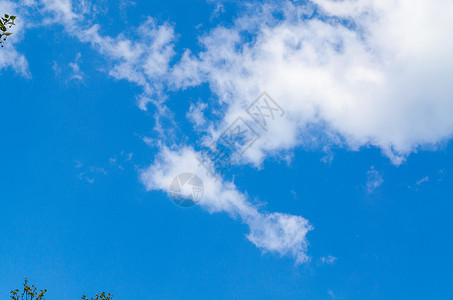 蓝天空和乌云太阳雨云白色天气流云蓝色蓝天灵气云透视背景图片