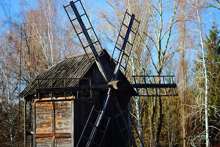 木头风车旧旧木制风车地标建筑学蓝色历史场地文化绿色木头乡村天空背景