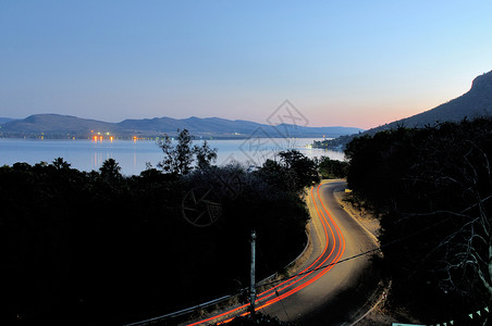 有灯光路道的道路日落红色反思白色黑暗戏剧性风景建筑高清图片