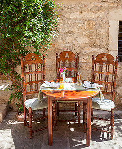 Greek 咖啡厅的表格设置桌子椅子晴天午餐环境家具街道玻璃阳台座位背景图片