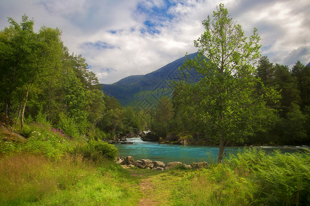 挪威的斯特林山坡村庄爬坡树木国家反射岩石悬崖旅行蓝色背景图片