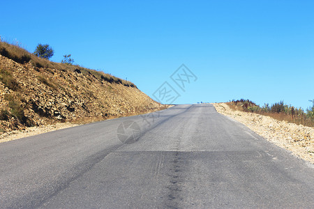 山区高速公路和地貌 北高加索旅行天气运输速度驾驶蓝色汽车草地季节全景天空背景