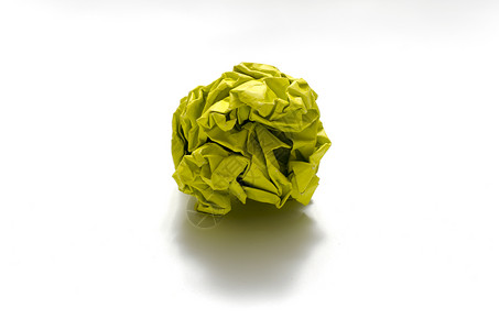 一团纸白色上的彩色折叠纸球折痕包装文档办公室宏观床单紧缩垃圾回收背景