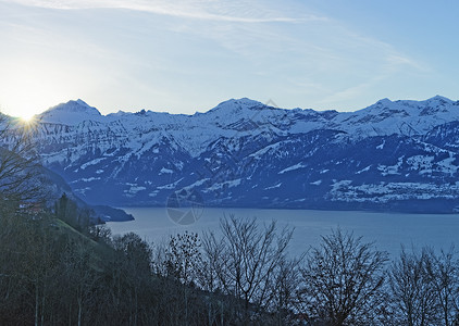 太阳在瑞士静法劳地区的艾格尔峰后升起背景