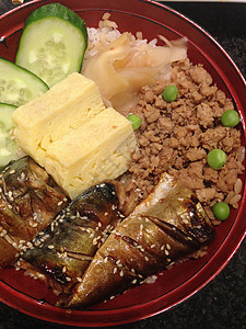 滚蛋吧装有鱼 猪肉和滚蛋 日本煎饼背景