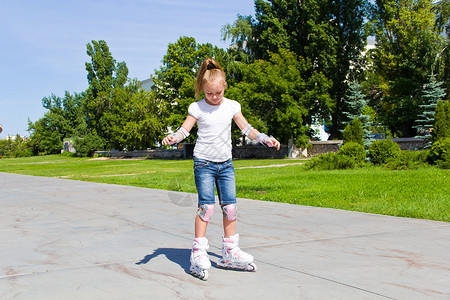 玩滑溜冰的学艺女孩孩子滚筒蓝色女学生金发学习白色女士童年女性背景