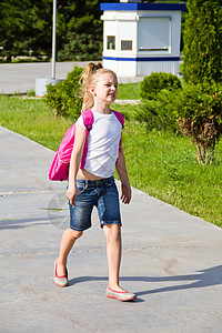 可爱女孩上学文件夹童年公文包背包粉色金发孩子蓝色女学生白色背景图片