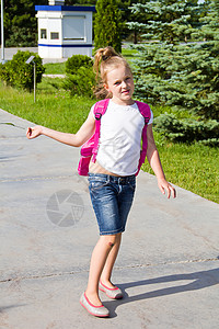 可爱女孩上学文件夹膝盖背包金发孩子童年粉色公文包女学生蓝色背景图片