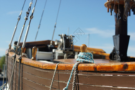 帆船拖船航海天空蓝色历史木头帆船赛宏观桅杆挂绳游艇背景图片