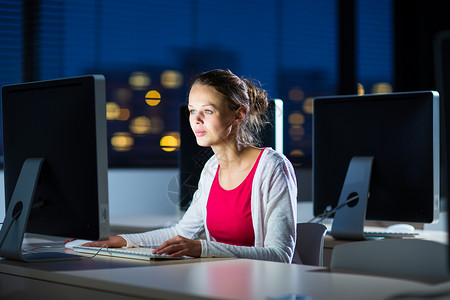 使用台式计算机平板电脑的年轻女大学生学生图书馆店铺眼睛女性文学女士背景正方形书店背景图片