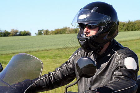 摩托车发动机自行车黑色速度运输驾驶飞行员引擎旅行头盔背景图片