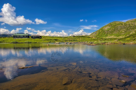 挪威的斯特林山坡海岸反射岩石峡湾地区爬坡植物群村庄旅行背景图片