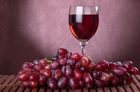 酒杯和葡萄水果红色饮料玻璃背景图片