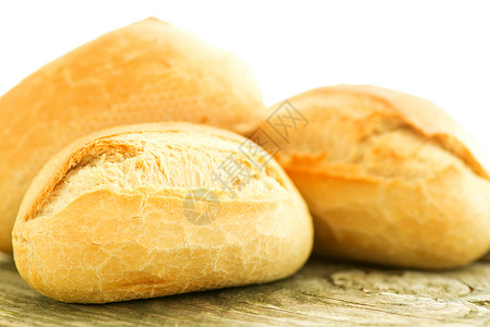 木制桌上的面包关门桌子食物烹饪美食宏观菜板白色木头包子背景图片