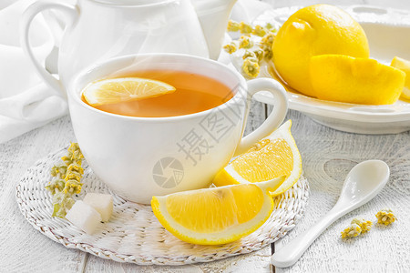 茶桌子液体柠檬茶碗蒸汽早餐白色茶壶草本食物背景图片