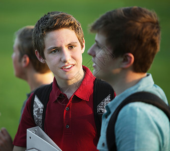 两个青少年男孩说话背景图片