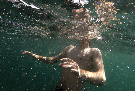 水下男孩晴天运动海滨游泳波浪海洋爱好男性背景图片