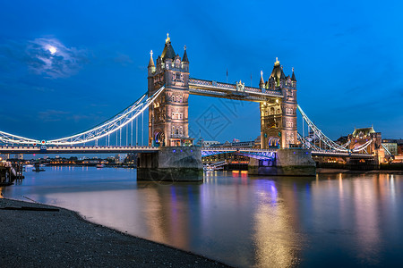 Lt塔台桥和泰晤士河 LT 在晚上月光下 L蓝色首都城市地标游客历史旅游景观月光纪念碑背景