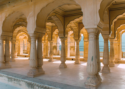 感觉神经支配Jaipur's Amber Fo的明光阳光下圆柱子画廊背景
