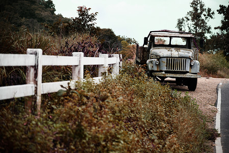 街边的旧卡车 老旧概念农村植物街道国家运输高清图片