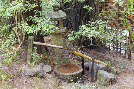 日本花园中的三井水泉和石绿灯(Tsukubai)背景图片