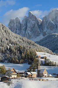 冬季多洛米人村山峰森林教会树木高山村庄地标高清图片