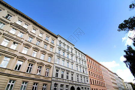柏林的古典建筑历史性首都公寓城市住宅窗户古董蓝色历史天空背景图片