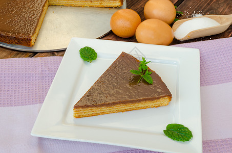 树蛋糕奶油可可装饰食物巧克力馅饼传统背景艺术勺子背景图片