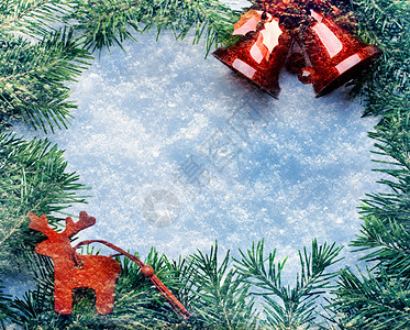 圣诞节装饰枝条冻结蓝色枞树火花雪花水晶针叶植物云杉背景图片