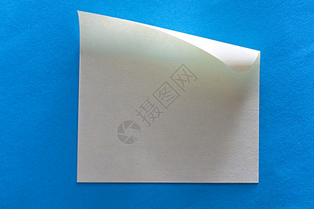 蓝色背景上的粘贴标签邮政床单正方形笔记纸办公室阴影笔记广告牌木板贴纸背景图片
