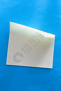 蓝色背景上的粘贴标签床单广告牌空白正方形笔记笔记纸白色木板邮政办公室背景图片