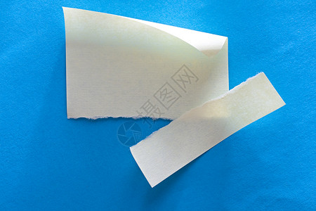 蓝色背景上的粘贴标签正方形贴纸床单空白广告牌笔记笔记纸邮政白色办公室背景图片