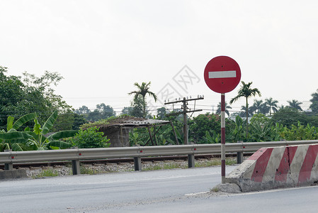 红色路障路上的交通停止标志入口路障边界街道白色信号安全红色金属运输背景