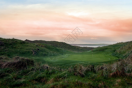 红绿色的Ballybunion连结高尔夫球场背景图片