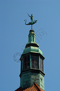屋顶塔上的雕像背景图片