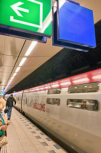 29 Hi高速火车到达机场车站 Ap广告管子民众地铁宣传中心椅子石头平台照明背景图片