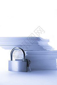 纸牌和锁匙堆叠杂志工作金属文书商业文档钥匙教育团体办公室背景图片